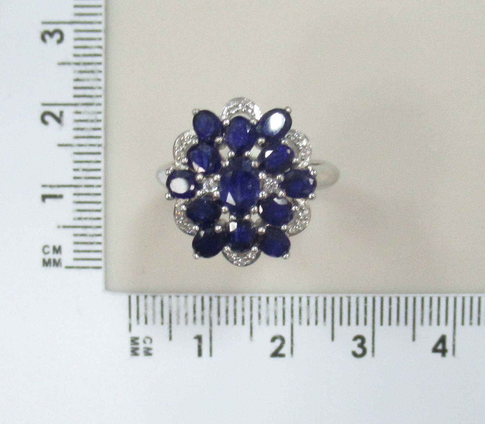 Серебряное кольцо с сапфирами